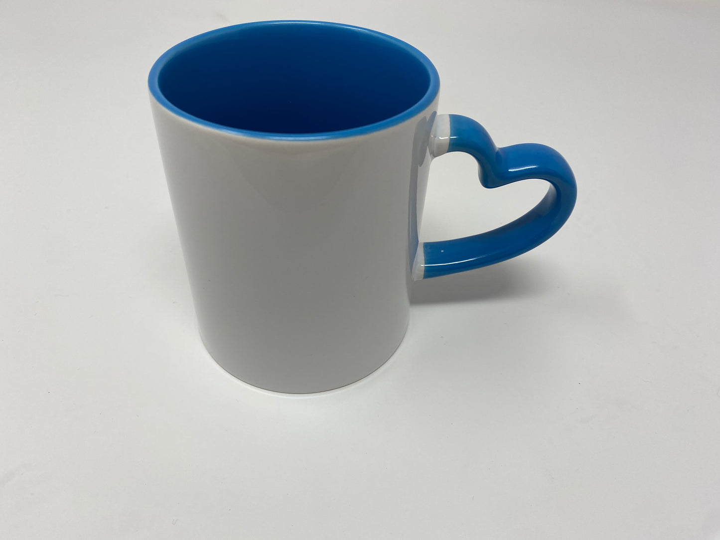 Tazza con manico a cuore colorata
