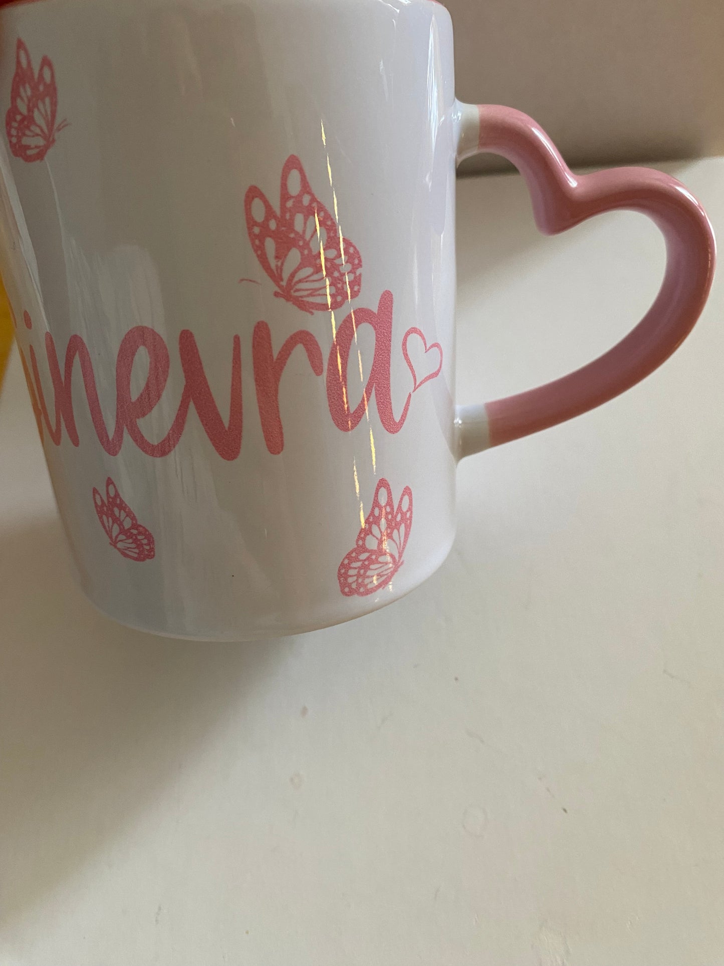 Tazza con manico a cuore colorata