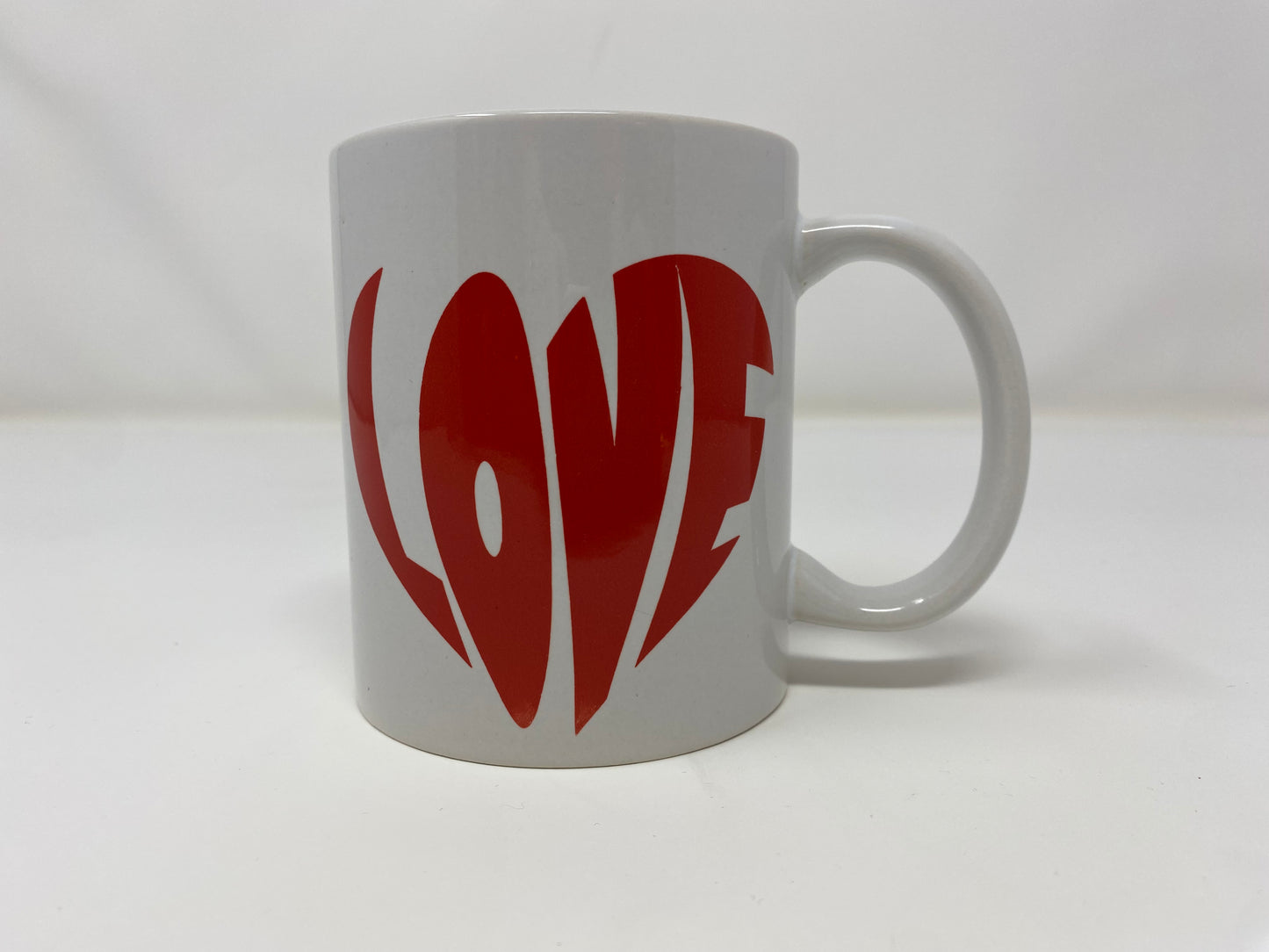 Tazza con manico a cuore bianca